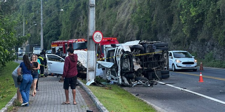 [Fotos e vídeo] Acidente entre três carros e caminhão mata três na BR-470