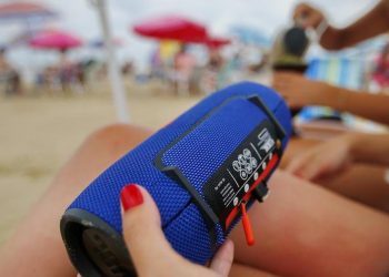 Florianópolis vai multar em R$ 500 quem levar caixinha de som na praia