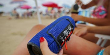 Florianópolis vai multar em R$ 500 quem levar caixinha de som na praia