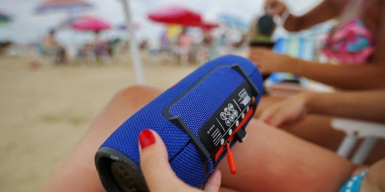 Florianópolis vai multar em R$ 500 quem levar caixinha de som na praia