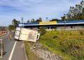 [Vídeo] Caminhão tomba na BR-280 em Guaramirim