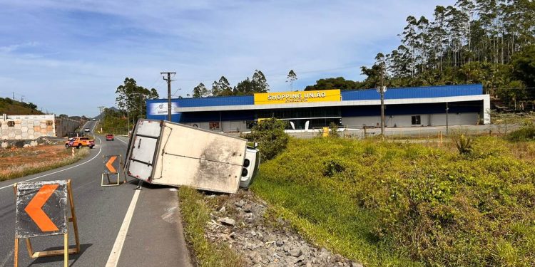 [Vídeo] Caminhão tomba na BR-280 em Guaramirim