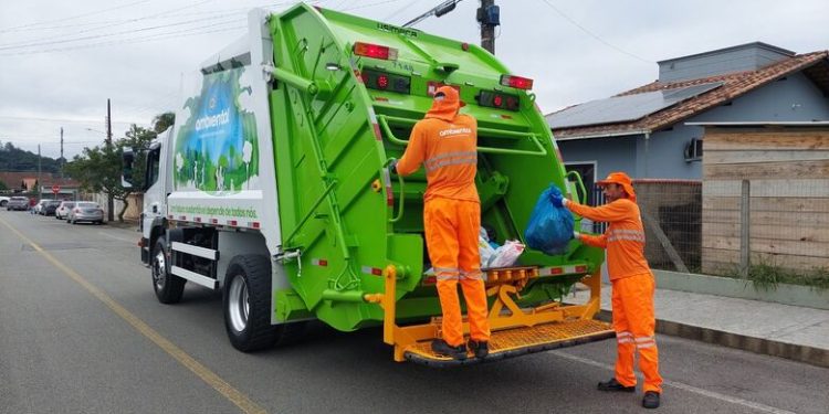 Calor extremo causa mal-estar entre coletores e compromete serviço de coleta em Jaraguá do Sul