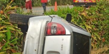 Motorista desvia de buraco e sofre acidente em São João do Itaperiú