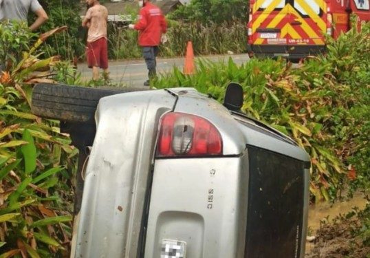 Motorista desvia de buraco e sofre acidente em São João do Itaperiú