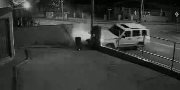 [Vídeo] Motorista perde controle e carro bate contra muro de residência em Schroeder