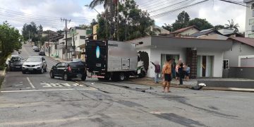 [Vídeo] Motorista de caminhão fica ferido após atingir carro em Jaraguá do Sul