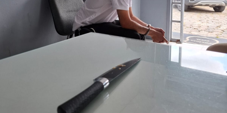 Homem é preso após ameaçar irmã com faca em Massaranduba