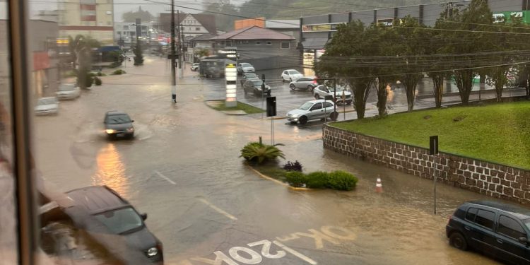 Alagamentos e quedas de muro: Guaramirim divulga balanço das chuvas desta quinta-feira (8)