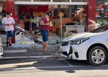 [Vídeo] Carro bate em vitrine no Centro de Jaraguá do Sul