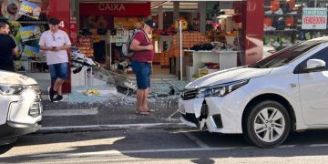 [Vídeo] Carro bate em vitrine no Centro de Jaraguá do Sul