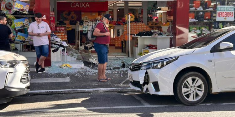 [Vídeo] Carro bate em vitrine no Centro de Jaraguá do Sul