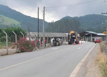 Mulher fica ferida após tombar carro em Massaranduba