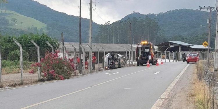 Mulher fica ferida após tombar carro em Massaranduba