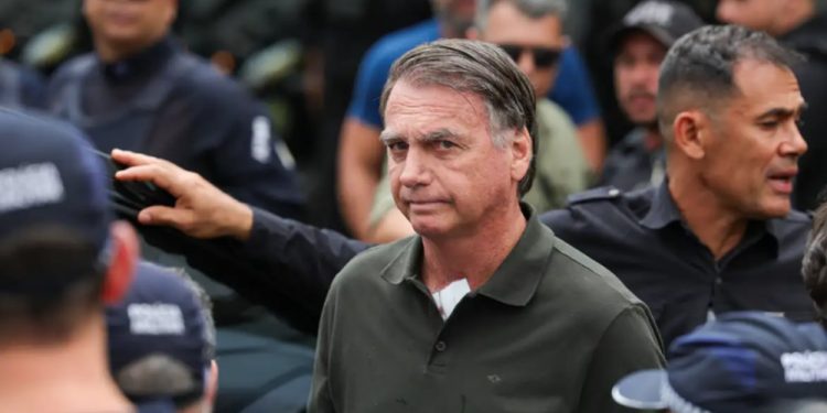 Bolsonaro bate a cabeça na cela da PF e sofre traumatismo craniano leve