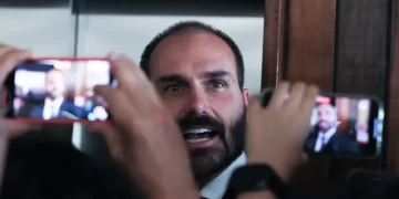 Polícia Federal determina retorno imediato de Eduardo Bolsonaro a cargo de escrivão