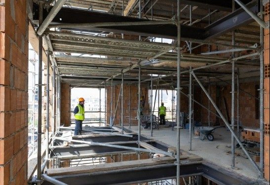 “Receptação”: Homem é questionado sobre origem de andaimes em obra em Jaraguá do Sul