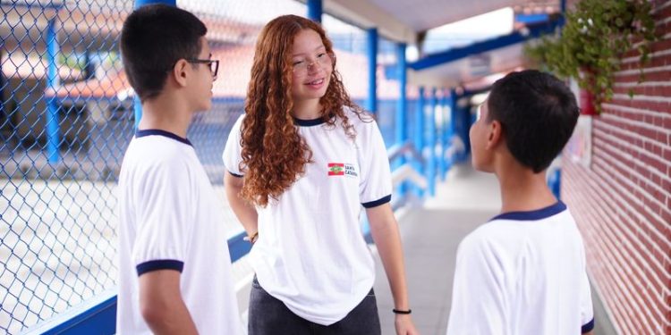 Governo de SC distribui uniformes escolares para 528 mil estudantes da rede estadual de ensino