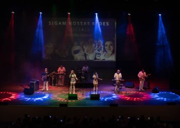 Espetáculo Elvis & ABBA estreia em Jaraguá do Sul e transforma o Teatro Scar em palco de grandes ícones da música mundial