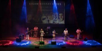 Espetáculo Elvis & ABBA estreia em Jaraguá do Sul e transforma o Teatro Scar em palco de grandes ícones da música mundial