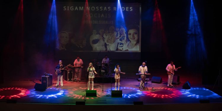 Espetáculo Elvis & ABBA estreia em Jaraguá do Sul e transforma o Teatro Scar em palco de grandes ícones da música mundial