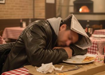 “Tirando uma soneca”: Homem é flagrado dormindo dentro de pizzaria arrombada em Jaraguá do Sul