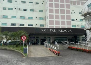 Menina esquecida em carro deixa UTI, mas segue internada em Jaraguá do Sul