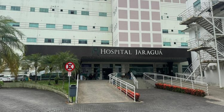 Menina esquecida em carro deixa UTI, mas segue internada em Jaraguá do Sul