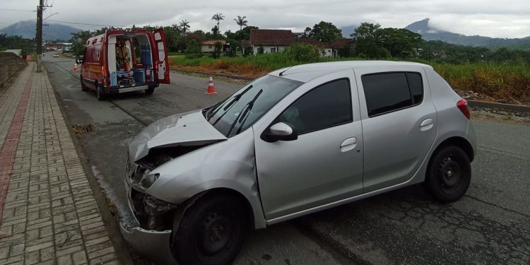 Carro bate contra muro e mulher e criança são atendidas pelos bombeiros em Schroeder