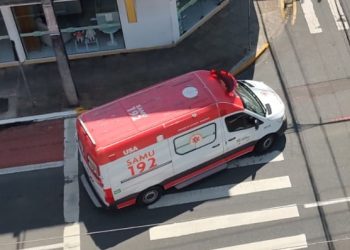 Homem é socorrido em estado grave após cair de telhado em Jaraguá do Sul