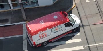 Homem é socorrido em estado grave após cair de telhado em Jaraguá do Sul