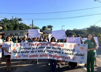 “Lei dos 3 quilômetros”: Alunos e pais protestam por corte de ônibus e Prefeitura de Jaraguá se manifesta