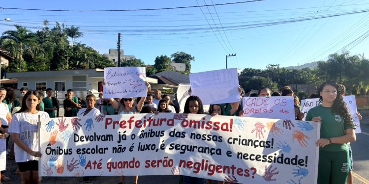 “Lei dos 3 quilômetros”: Alunos e pais protestam por corte de ônibus e Prefeitura de Jaraguá se manifesta
