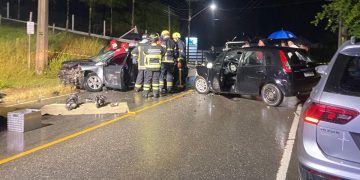 Colisão entre dois carros deixa seis pessoas feridas em Jaraguá do Sul