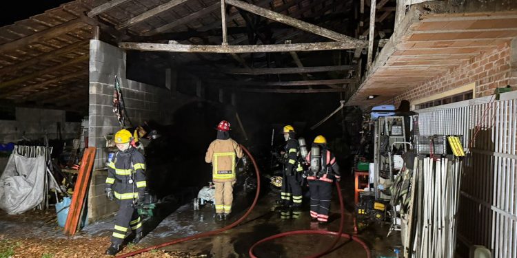 Motos são queimadas em garagem de oficina de Schroeder