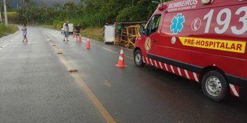 Carro tomba e motorista é encaminhado para a UPA em Schroeder