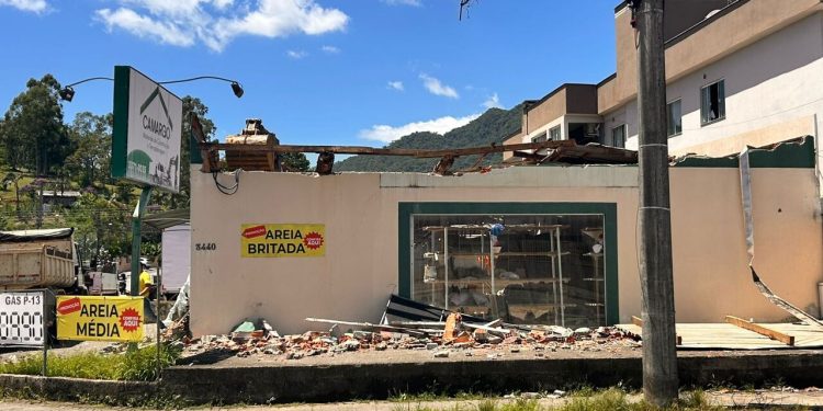 [Vídeo] Vendaval destrói completamente telhado de estabelecimento em Jaraguá do Sul