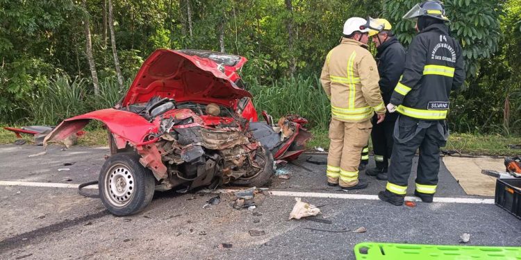 Uma pessoa morre e duas ficam feridas em acidente na BR-470, em SC