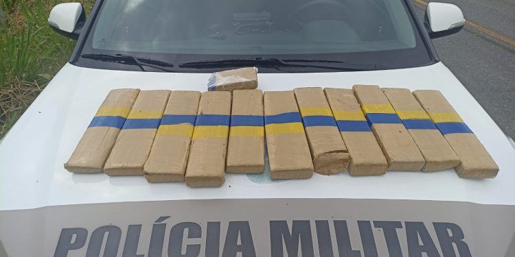 Condutor quase colide na viatura e é preso com 12 quilos de maconha em Guaramirim