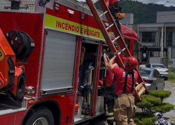 Idoso cai do telhado e é encaminhado ao hospital em Jaraguá do Sul