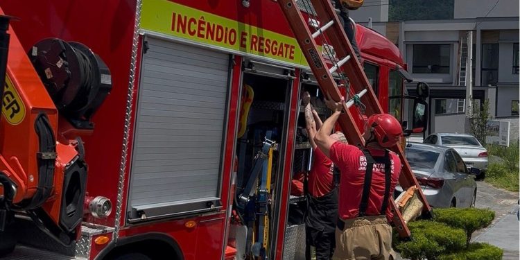 Idoso cai do telhado e é encaminhado ao hospital em Jaraguá do Sul
