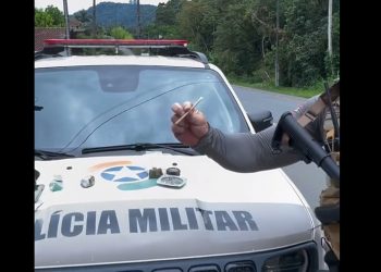 “Cigarrão de maconha”: Homem é flagrado com cigarro de 15 cm e foge antes de ser preso em Jaraguá do Sul