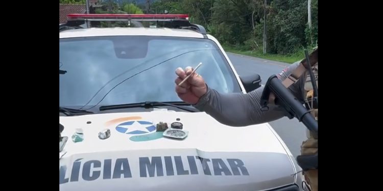 “Cigarrão de maconha”: Homem é flagrado com cigarro de 15 cm e foge antes de ser preso em Jaraguá do Sul
