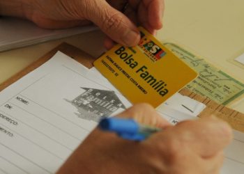 Câmara analisa projeto que cria 13º salário para beneficiários do Bolsa Família