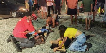 Acidente entre carro e moto deixa motociclista em estado grave e passageira ferida em Jaraguá do Sul