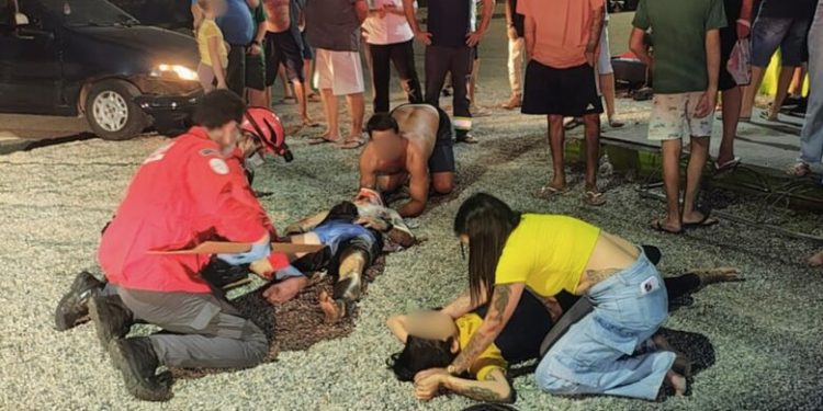 Acidente entre carro e moto deixa motociclista em estado grave e passageira ferida em Jaraguá do Sul