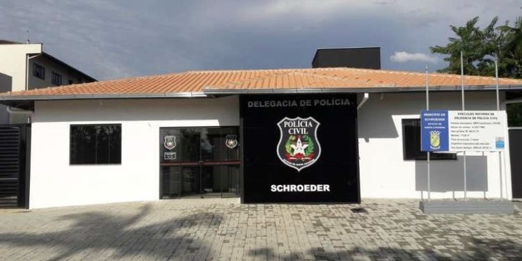 Motorista que atingiu ciclista em Schroeder se apresenta na Delegacia