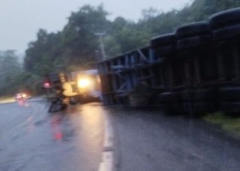 Motorista fica ferido em Corupá após tombar caminhão na Serra