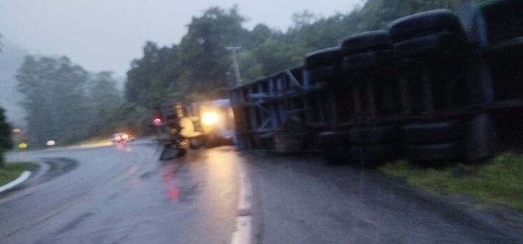 Motorista fica ferido em Corupá após tombar caminhão na Serra