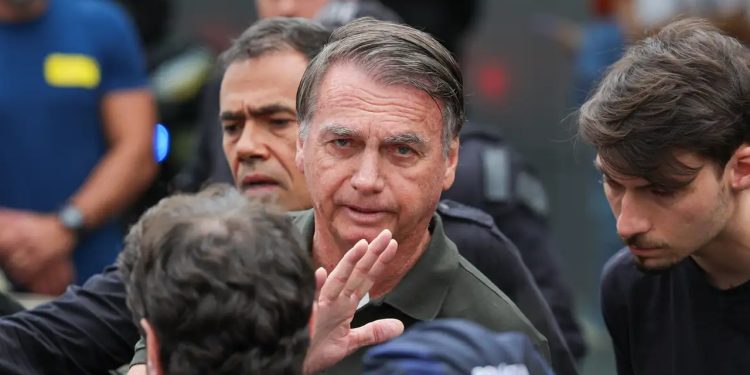 Alexandre de Moraes concede prisão domiciliar a Jair Bolsonaro
